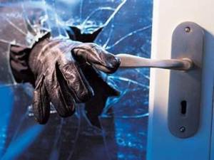 Βρέθηκαν τα σύνεργα της ληστείας στα Βλαχάτα (αεροβόλο τουφέκι, βαριοπούλα και σπρέι)