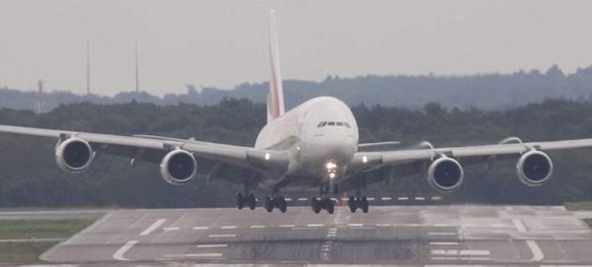Το μεγαλύτερο αεροπλάνο στον κόσμο παλεύει να προσγειωθεί με κακοκαιρία -Ο γίγαντας δυσκολεύεται [βίντεο]
