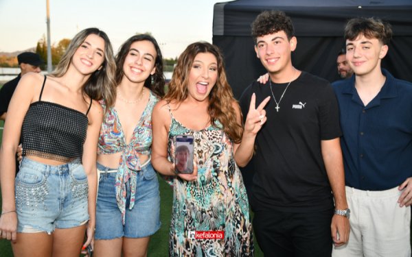 Φωτογραφικά ενσταντανέ της Έλενας Παπαρίζου με τους θαυμαστές της στο Αργοστόλι