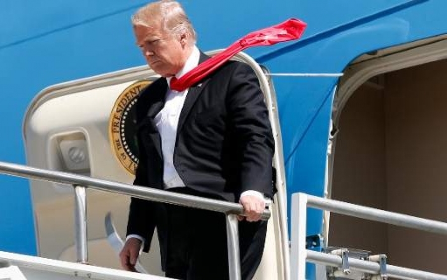 Απίστευτος Τραμπ: Κόλλησε τη γραβάτα του με σελοτέιπ, τον έπιασε ο φακός [εικόνες]
