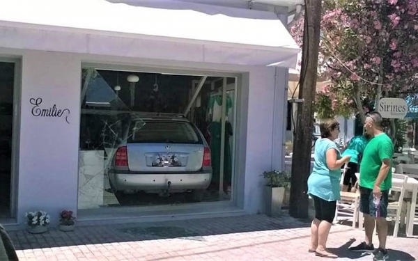 Αυτοκίνητο εισέβαλε σε... κατάστημα στην Ιθάκη! (εικόνα)