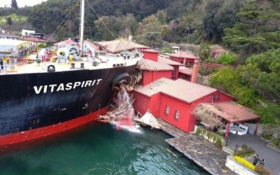 Απίστευτες εικόνες: Ακυβέρνητο τάνκερ πέφτει πάνω σε... κτίριο στο Βόσπορο (Video)