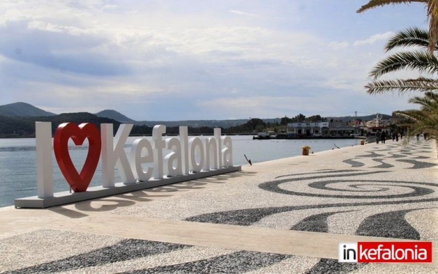 Αργοστόλι: Το &quot;I LOVE KEFALONIA&quot; ομορφαίνει και πάλι την παραλιακή και διαφημίζει το νησί μας! (εικόνες)