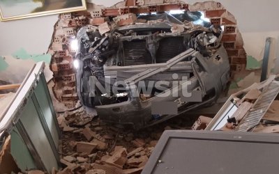 Θεσσαλονίκη: Αυτοκίνητο «μπούκαρε» στο σαλόνι ηλικιωμένης – «Πίστεψα πως έπεσε κεραυνός»