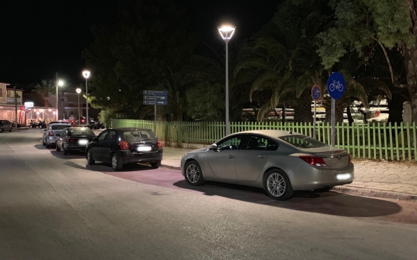 Από πότε οι ποδηλατόδρομοι στο Αργοστόλι είναι για να σταθμεύουν ΙΧ;