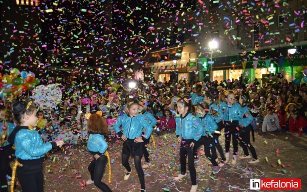 Χαμός στην καρναβαλική παρέλαση στο Αργοστόλι! Πολύ κέφι, άρματα, μασκαράδες και χορός! (εικόνες/video)