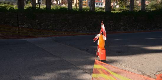 Η σκαμμένη λωρίδα δίπλα στο Κλειστό πότε θα κλείσει;Κινδυνεύουν αμάξια, δίκυκλα και οδηγοί