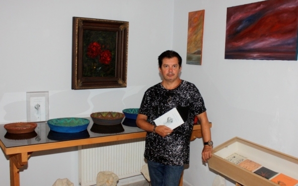 Η έκθεσή "σύνοψη" του Κώστα Ευαγγελάτου συνεχίζεται και παρατείνεται μέχρι 9 Σεπτεμβρίου