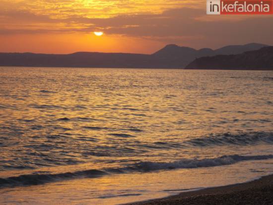 Παραλία Κορώνη : Ηλιοβασίλεμα, χώμα αργίλου και &quot;φωλιά&quot; για όσους θέλουν να ξεφύγουν! 