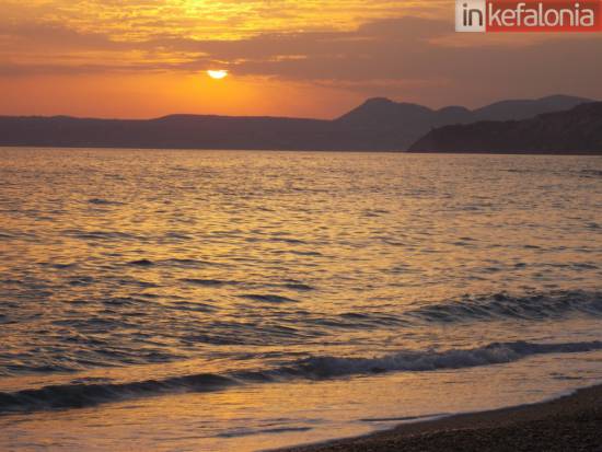 Παραλία Κορώνη : Ηλιοβασίλεμα, χώμα αργίλου και "φωλιά" για όσους θέλουν να ξεφύγουν!