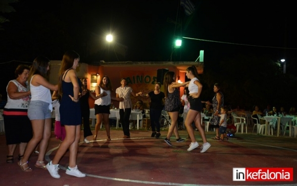 Όμορφη βραδιά με καντάδες και χορούς στα Βλαχάτα (εικόνες + video)