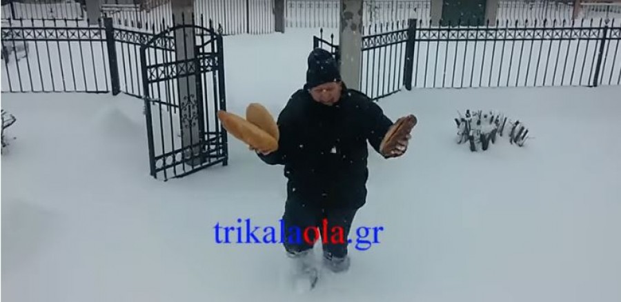 Ο φούρναρης-ήρωας που διένειμε ψωμί με μισό μέτρο χιόνι στη Φωτάδα Τρικάλων (video)