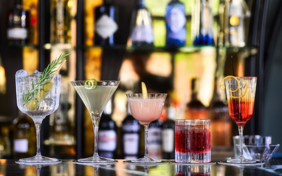 Ζητείται άμεσα σερβιτόρος για coctail bar στον Κατελειό