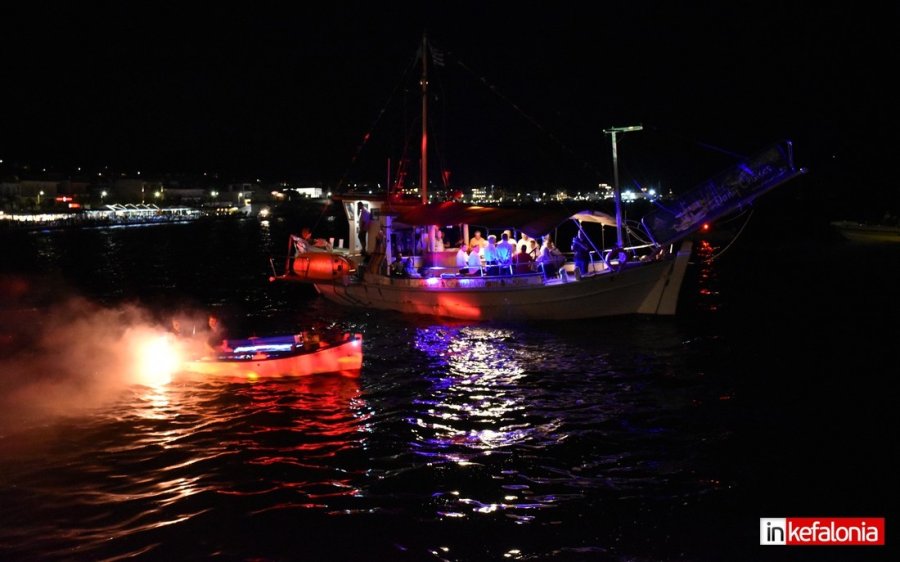 Υπέροχη βραδιά στο Αργοστόλι με την μαγευτική Βαρκαρόλα! (εικόνες/video)