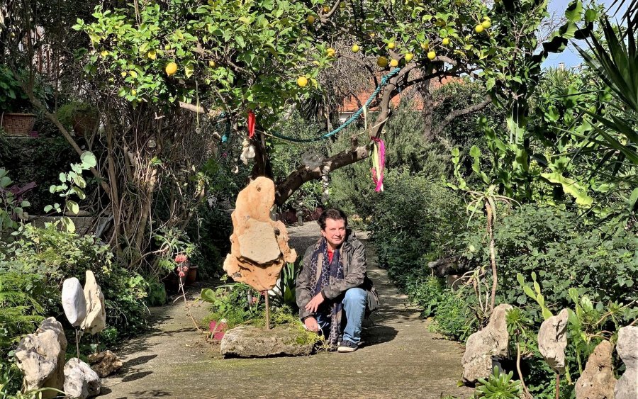Έκθεση με βιομορφικα γλυπτά στον κήπο της σύγχρονης πινακοθήκης Villa Ροδόπη στο Αργοστόλι