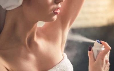 9 σημεία στα οποία πρέπει να βάζεις αποσμητικό (εκτός από το προφανές)