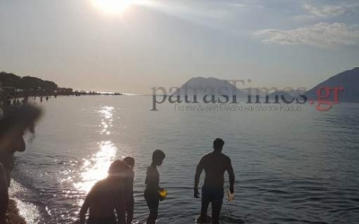 Δίχως τέλος το πρόβλημα με τις μέδουσες: Γέμισαν όλες οι πλαζ της Πάτρας, τις έβγαζαν με απόχες