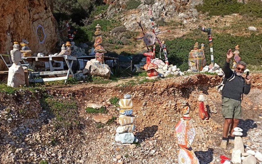 Γιάννης Θεοτοκάτος: Ο Ποριώτης δημιουργός της "Φτωχής Τέχνης" της παραλίας!