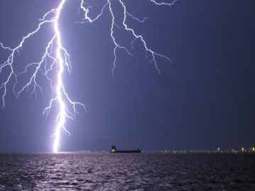 Κακοκαιρία πλήττει αυτή την στιγμή την Κεφαλονιά - Διακοπές ηλεκτροδότησης σε περιοχές του νησιού από βλάβες στο δίκτυο της ΔΕΗ