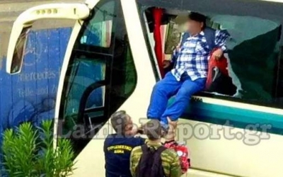 Η δραματική διάσωση επιβατών λεωφορείου - Βούλιαξε στο νερό στον κόμβο Θριασίου