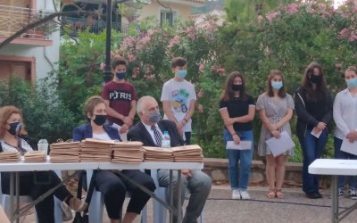 O Σύνδεσμος Φιλολόγων Κεφαλονιάς - Ιθάκης για την όμορφη λογοτεχνική εκδήλωση στον κήπο του Νάπιερ (εικόνες)