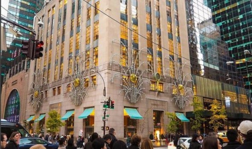 Tiffany & Co: Η θρυλική χριστουγεννιάτικη βιτρίνα του μαγεύει ξανά