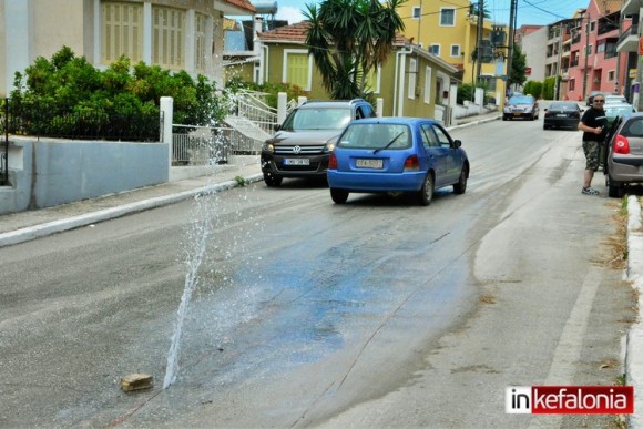 Αυτό είναι έργο! Ενα σιντριβάνι στην μέση κεντρικού δρόμου του Αργοστολίου! (εικόνες)