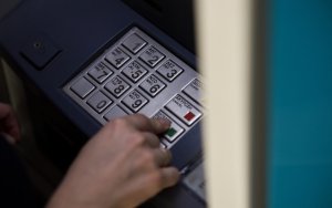 Πληρωμές από e-ΕΦΚΑ και ΔΥΠΑ: Ποιοι θα πάνε ταμείο από τη νέα εβδομάδα