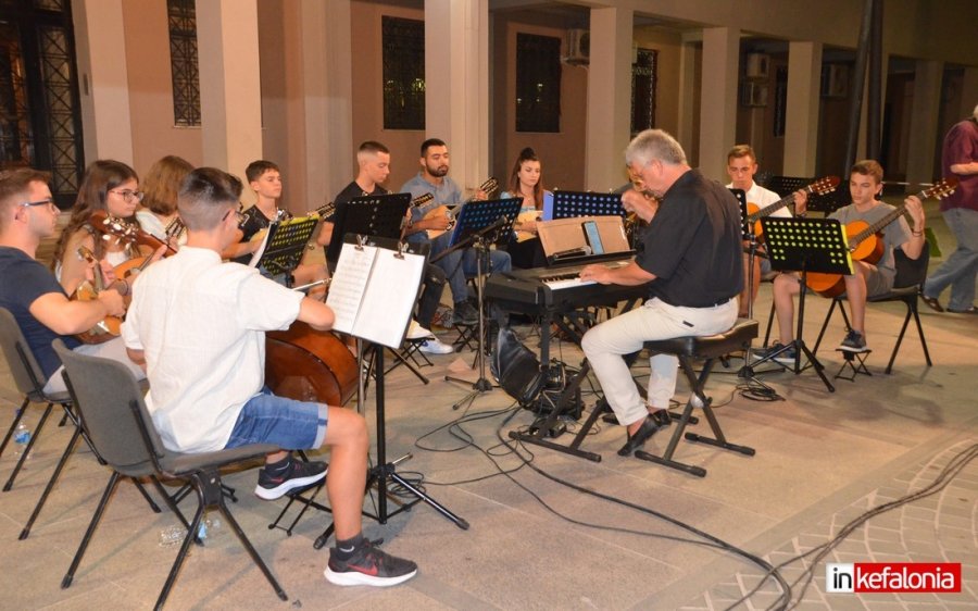 Υπέροχοι! Η καλοκαιρινή συναυλία της Μαντολινάτας Δήμου Αργοστολίου κάτω από το Αυγουστιάτικο φεγγάρι (εικόνες/video)