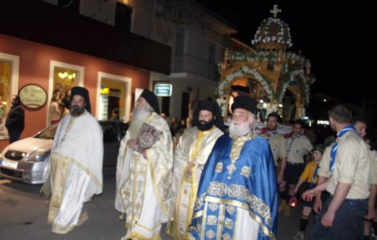 Πλήθος κόσμου στην περιφορά του Επιταφίου στο Αργοστόλι