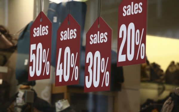 Ενδιάμεσες εκπτώσεις σε καταστήματα -Ποιες Κυριακές θα ανοίξουν (ημερομηνίες)