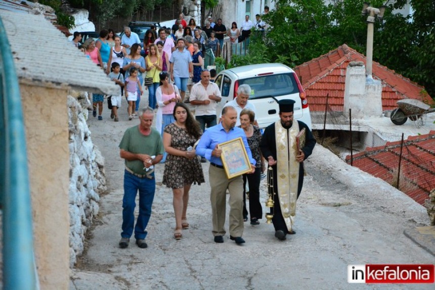 Η παράκληση για τα φιδάκια της Παναγίας στα Αργίνια – Εμφανίστηκαν τρία φιδάκια (εικόνες + video)