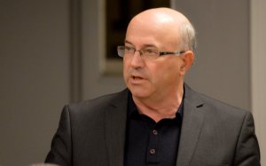 Κεραυνοί Κουρή μέσω του COSMOS 96,5 κατά Περιφερειακής Αρχής - "Να πάνε σπίτι τους"