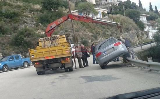 Βλαχάτα: Αυτοκίνητο σταμάτησε πάνω στις μπάρες δίπλα στο γκρεμό!