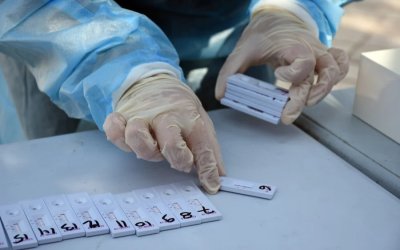 Νέα ρύθμιση για τα rapid test: Μέχρι πότε είναι υποχρεωτικά για τους ανεμβολίαστους εργαζόμενους
