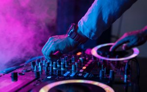 ΦΑΡΣΑ: Βραδιά με τους GEN Z THE BAND και party με άφθονο ποτό