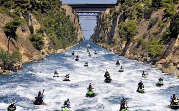 «Στόλος» από τζετ σκι διασχίζει τον Ισθμό της Κορίνθου