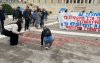 Ξαναγράφουν τα ονόματα των θυμάτων των Τεμπών μπροστά από τη Βουλή