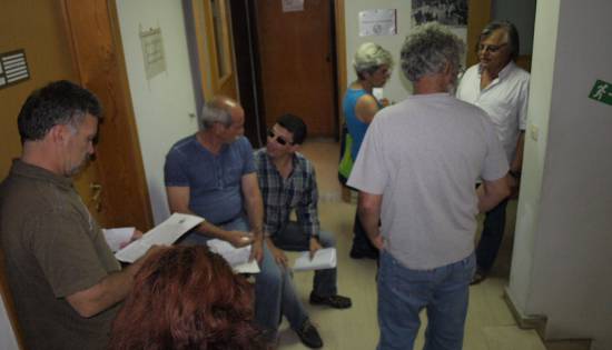 Παράσταση διαμαρτυρίας από το ΠΑΜΕ στη ΔΕΗ για το κομμένο ρεύμα σε άπορη οικογένεια