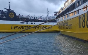 Απίστευτο Συμβάν! ''Ακούμπησαν'' το ''Κεφαλονιά'' και το ''Fior Di Levante''' μέσα στο λιμάνι της Κυλλήνης - Χωρίς πρωινά δρομολόγια τα νησιά (video)