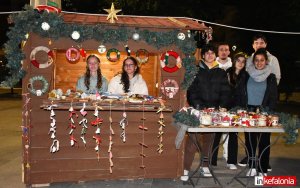 Ομορφαίνουν την πλατεία Αργοστολίου οι μαθητές του 2ου ΓΕΛ Αργοστολίου με το Χριστουγεννιάτικο Bazaar τους! (εικόνες)