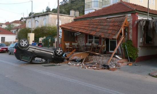 Πρωινό τροχαίο στα Περατάτα με σοβαρές υλικές ζημιές (εικόνες)