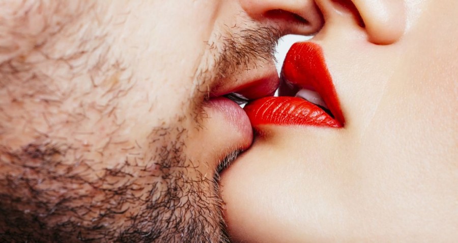 Μια ειδικός αποκαλύπτει τα κόλπα για να δώσεις το ωραιότερο φιλί στον σύντροφό σου