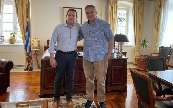 Από αριστερά: Ο Πρύτανης Ανδρέας Φλώρος με τον Μάρκο Αυλωνίτη