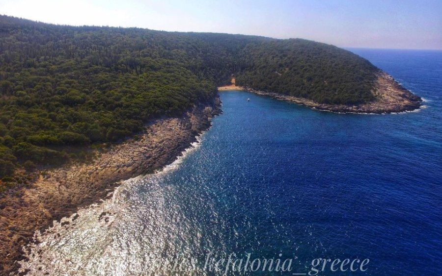 Υπέροχο Δαφνούδι! Γαλαζοπράσινα διαυγή νερά, λευκό βότσαλο, κατάφυτη από κυπαρίσσια πλαγιά!