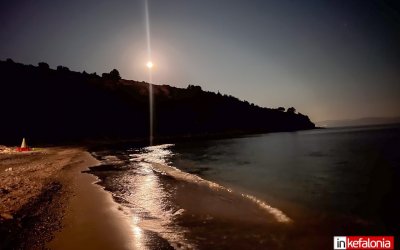 Η "πρώτη" εμφάνιση της πανσελήνου από την μαγευτική παραλία του Λουρδά