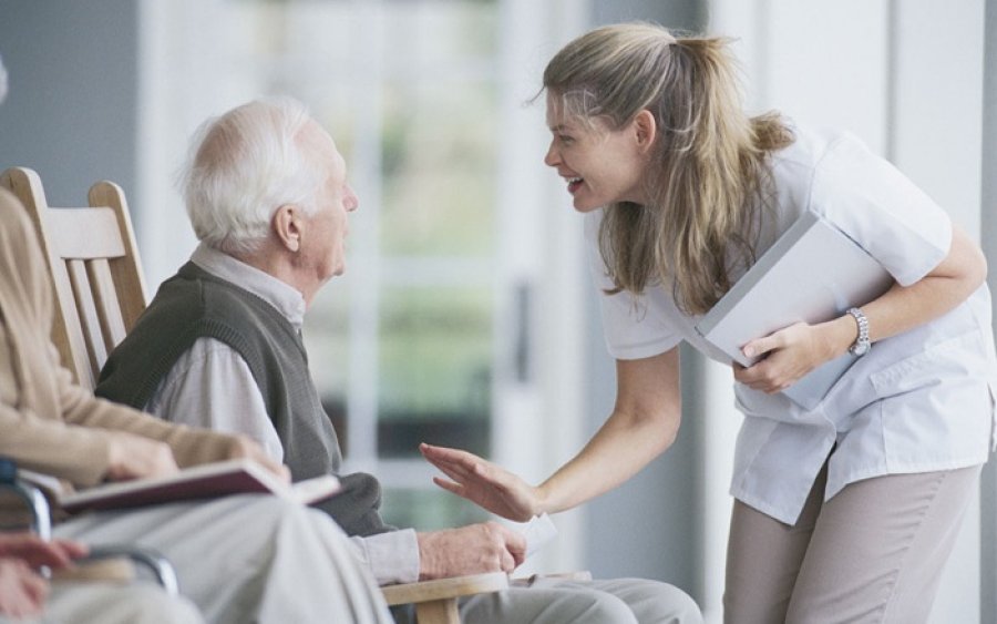 Ζητείται γηροκόμος για φροντίδα δύο ηλικιωμένων
