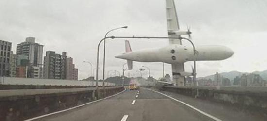 Ταϊβάν: Αεροπλάνο «ξύνει» αυτοκίνητα σε δρόμο και μετά πέφτει σε ποτάμι -Τουλάχιστον 12 νεκροί [βίντεο &amp; εικόνες]