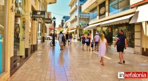Αργοστόλι: Προβληματισμένοι οι έμποροι - “Ο,τι κινείται στην αγορά, κινείται από τους τουρίστες”
