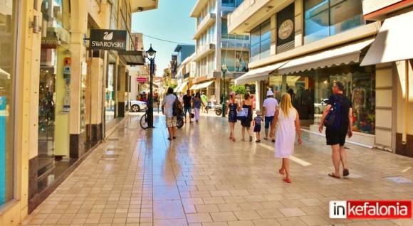 Αργοστόλι: Προβληματισμένοι οι έμποροι - “Ο,τι κινείται στην αγορά, κινείται από τους τουρίστες”